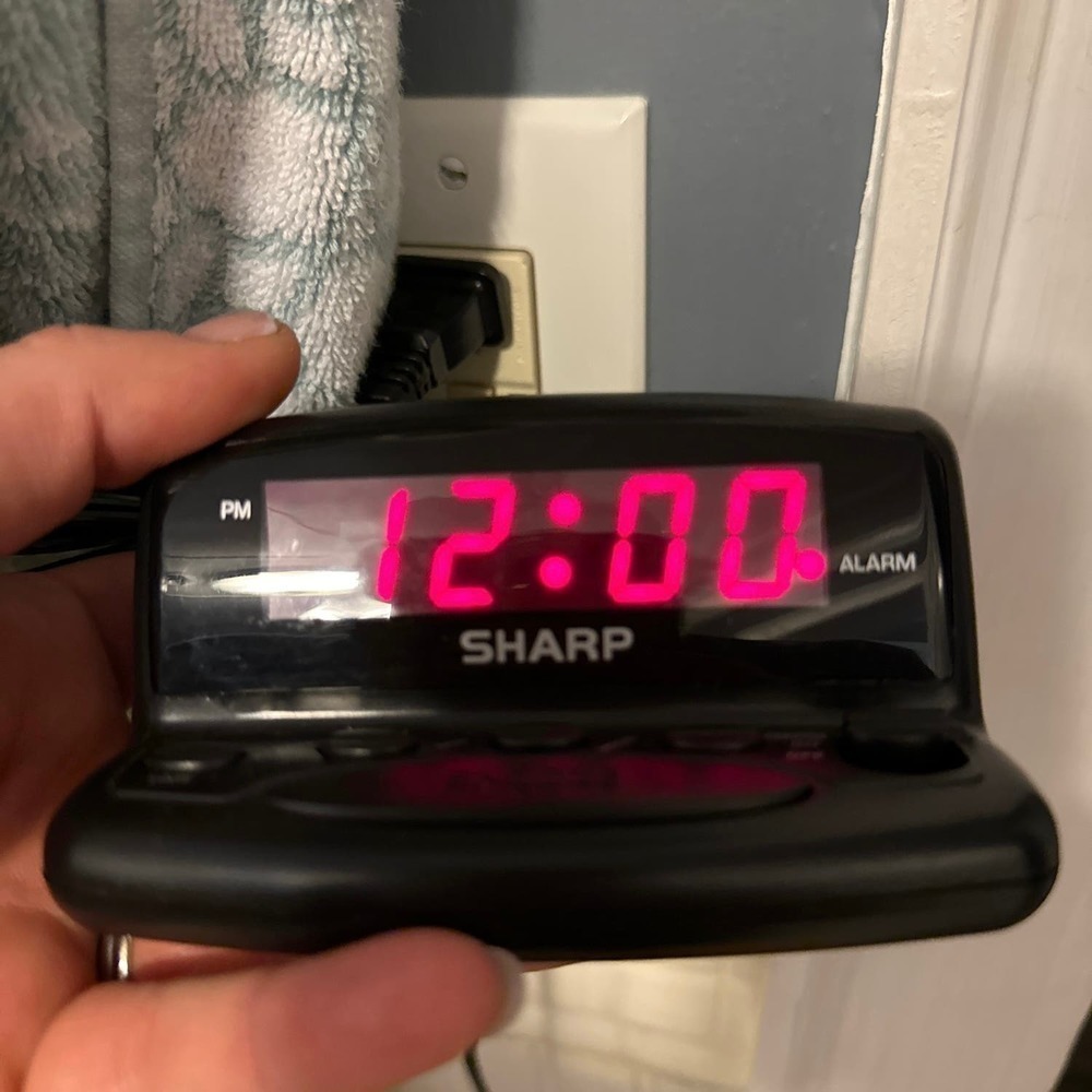 Sharp alarm clock - Picture 2 of 3
